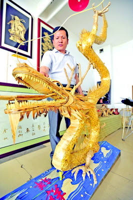2013片“福”字鱗片拼出5米祥龍 多功能茶臺(tái)亮相黃三角早報(bào)數(shù)字報(bào)刊